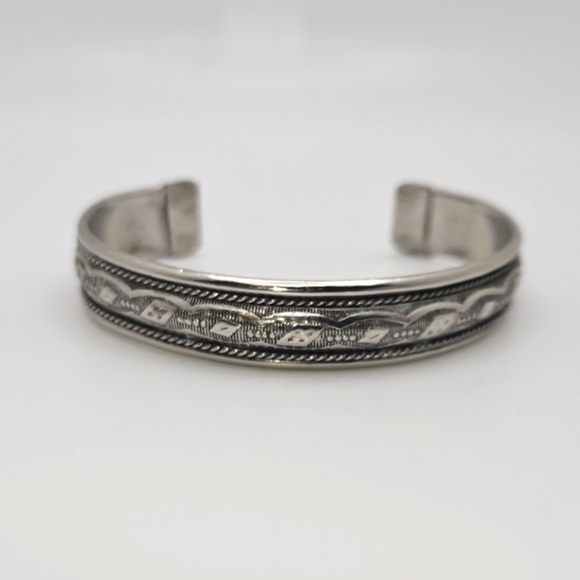 🟢3/$19🟢 Vintage Carved Silver Cuff Bracelet Handmade Nickel Silver - Picture 3 of 6